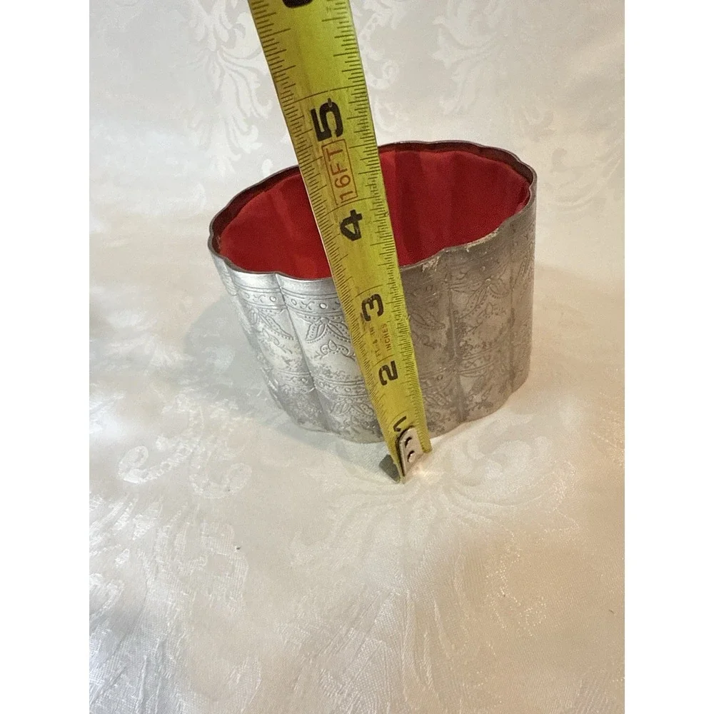 Vintage Silver Plated Scalloped Red Silk  Lined Jewelry vanity Box No‎ Lid
